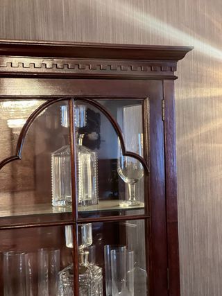 Aparador vitrina madera estilo inglés