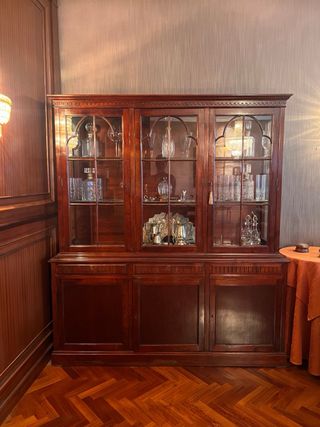 Aparador vitrina madera estilo inglés