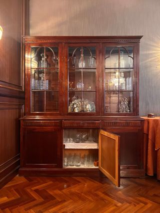 Aparador vitrina madera estilo inglés