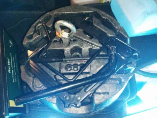 Herramienta cambio rueda y gancho remolque