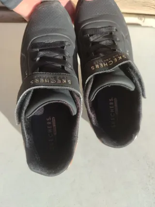 Deportivas Skechers negro y dorado talla 36