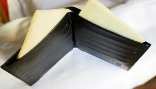 Cartera/Billetera negra nueva con caja roja