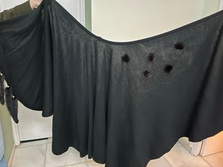 Capa de lana negra con pompones