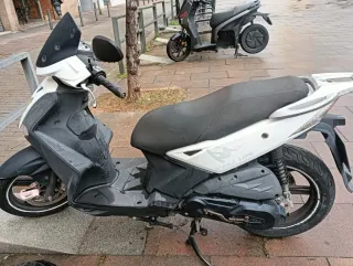 Kymco 125cc Scooter - Buen Estado.