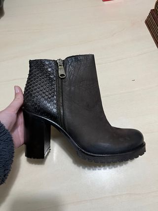 Botines de piel con cremallera y tacón