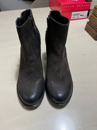 Botines de piel con cremallera y tacón