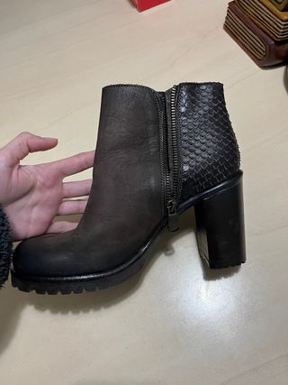 Botines de piel con cremallera y tacón