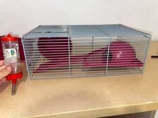 Jaula para hámster roja y plateada