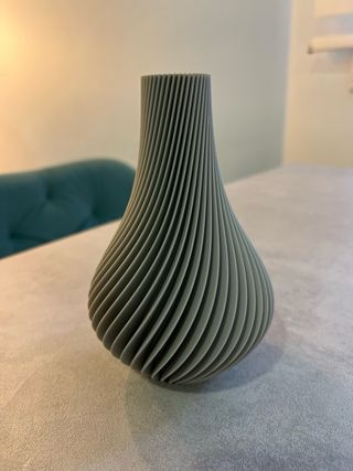 Jarrón moderno 3D gris.