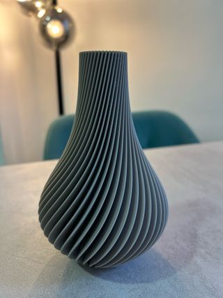 Jarrón moderno 3D gris.