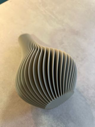 Jarrón moderno 3D gris.