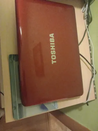 Portátil tosjiba Rojo