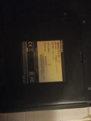 Portátil tosjiba Rojo