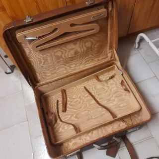 Maleta antigua de cuero marrón, de los años 40-50