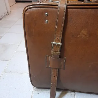 Maleta antigua de cuero marrón, de los años 40-50