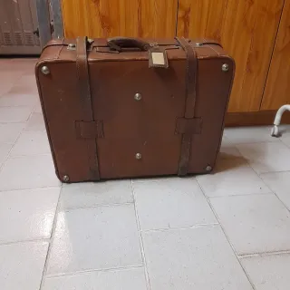Maleta antigua de cuero marrón, de los años 40-50