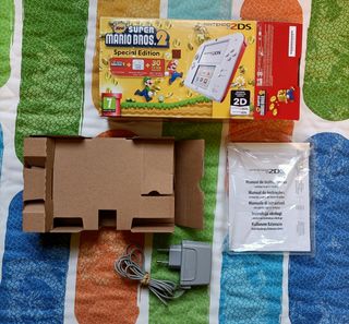 Caja Nintendo 2DS White + Red New Super Mario Bros