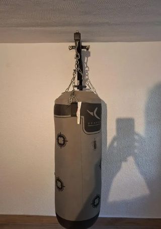 Saco de boxeo con soporte y guantes