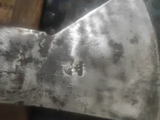 Hacha antigua de herrero