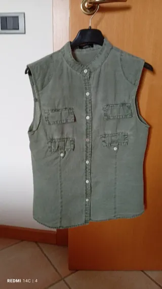 Camicia smanicata in lino verde militare