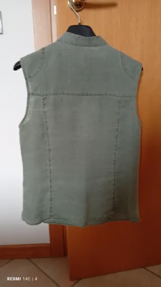 Camicia smanicata in lino verde militare