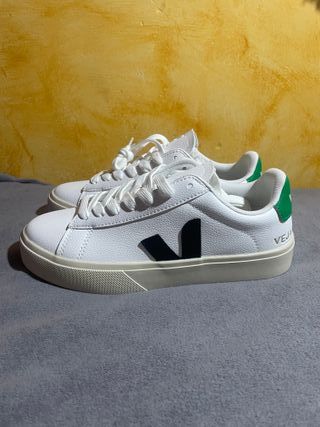 Zapatillas Veja blancas y verdes
