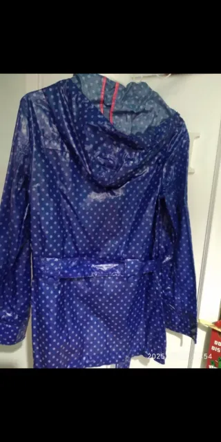 Chubasquero azul con lunares lila claro