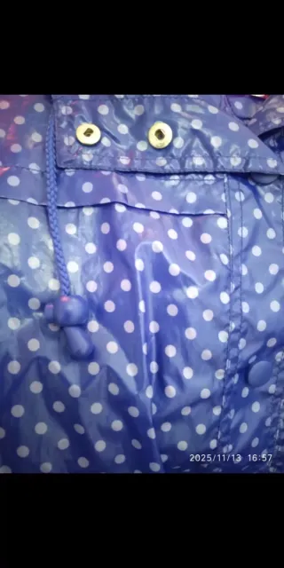 Chubasquero azul con lunares lila claro
