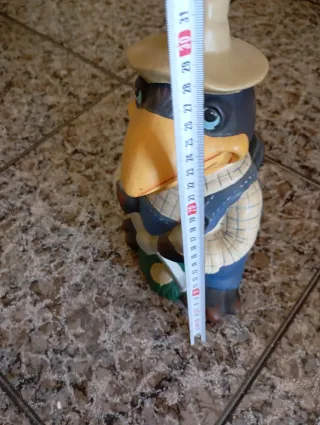 Figura de cerámica de cuervo jardinero
