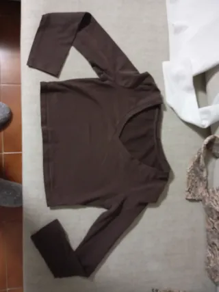 Camiseta blanca, estampada y marrón chocolate.