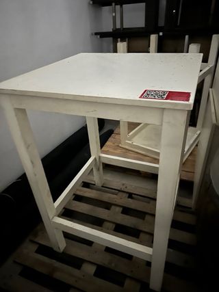 Mesa alta de madera blanca