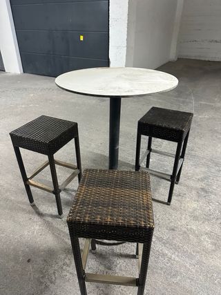 Mesa alta de madera blanca