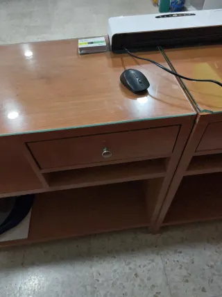 Lote 2 mostradores madera y cristal