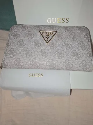 Cartera Guess Beige y Dorada