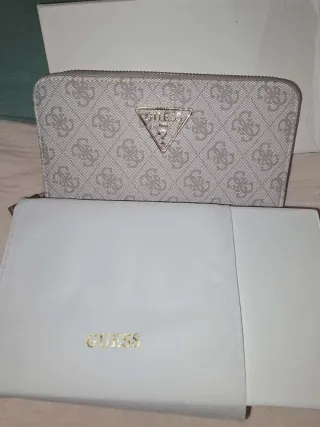 Cartera Guess Beige y Dorada