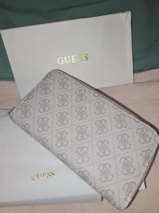 Cartera Guess Beige y Dorada