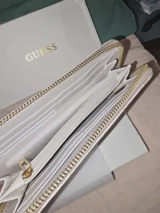 Cartera Guess Beige y Dorada
