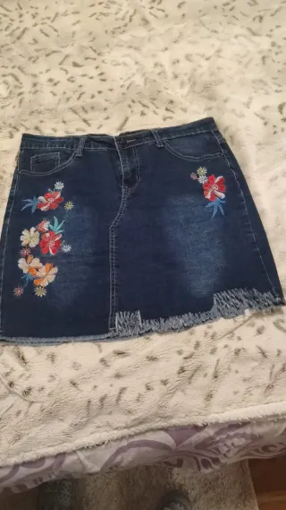 Falda vaquera corta bordada XL
