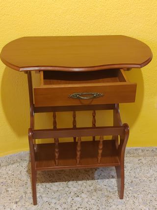 Mesita auxiliar revistero con cajón