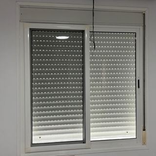Ventana corredera con persiana