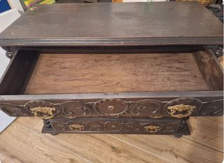 Cómoda antigua de madera tallada