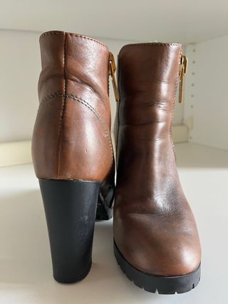 Tronchetto in pelle marrone con tacco