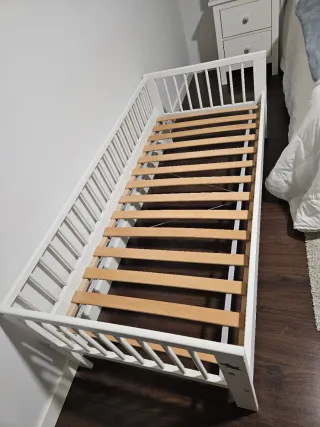 Cama infantil blanca con barrotes