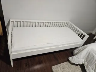 Cama infantil blanca con barrotes