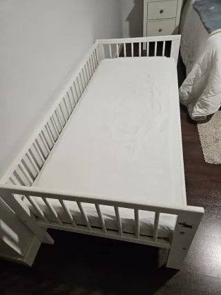 Cama infantil blanca con barrotes