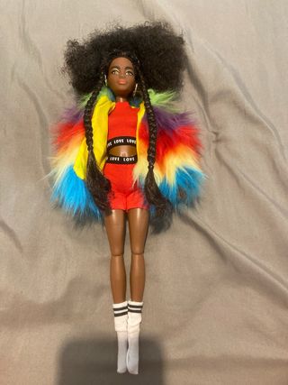 Barbie con abrigo de pelo arcoíris