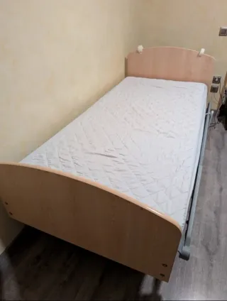 Cama articulada con colchón anti escaras