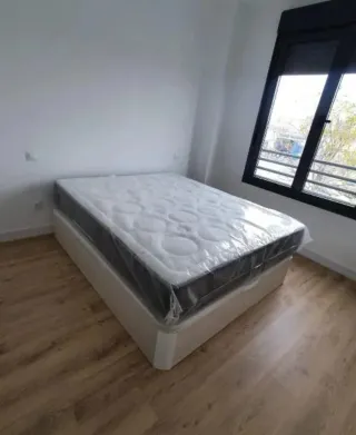 Canapé gris y blanco