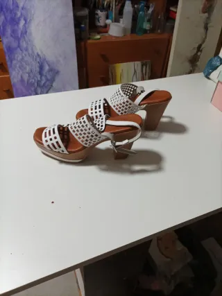 Sandalias de verano blancas y marrones