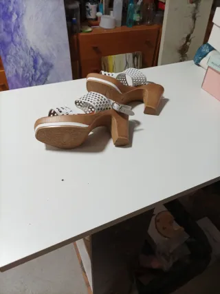 Sandalias de verano blancas y marrones